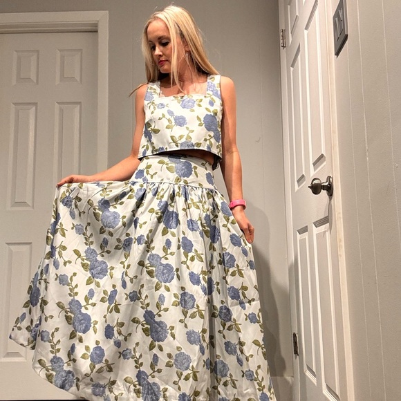 Chic Floral Blue and White Skirt Set - Picture 3 of 4